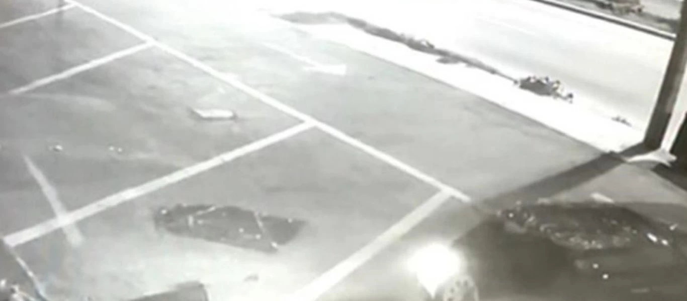 Ληστές «μπούκαραν» με αυτοκίνητο σε χρωματοπωλείο στον Ασπρόπυργο (βίντεο)